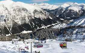 Mit der nahen Sesselbahn geht's zum Skigebiet Ladurns (1100 - 2030 m) - Foto: Helmuth Rier